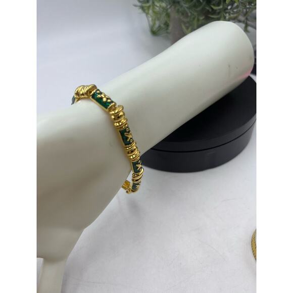 Joan Rivers Signed Vintage Gold Tone and Green Enamel Bracelet Snap Closure - Picture 4 of 10